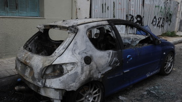 Ξαναχτύπησε ο εμπρηστής στην Πάτρα - Έβαλε φωτιά σε τρία οχήματα 