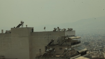 «Σκέπασαν» τον αττικό ουρανό οι καπνοί από τη μεγάλη φωτιά στον Κάλαμο