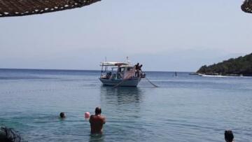 Βίντεο: Ρίχνουν δίχτυα για να πιάσουν τις μέδουσες και κολυμπούν με ασφάλεια