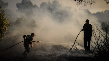 Ηλεία: Μαίνεται η πυρκαγιά σε τρία μέτωπα