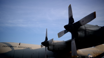 Στη Λάρνακα το C-130 που θα φέρει στην Ελλάδα 60 Κύπριους πυροσβέστες