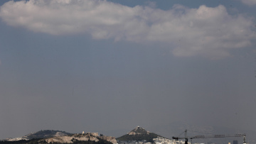 Βίντεο: Ο καπνός από την φωτιά στην Ανατολική Αττική έφτασε στο Λιβυκό Πέλαγος