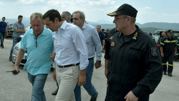 Δεν επέτρεψαν σε δημοσιογράφους από Σκάι και Ant1 να καλύψουν την επίσκεψη Τσίπρα στα καμένα