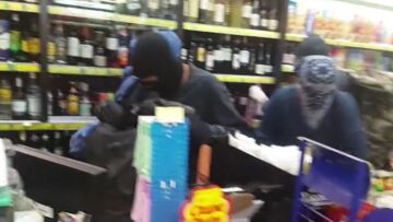 Βίντεο: Κουκουλοφόροι «αδειάζουν» σούπερ μάρκετ στα Εξάρχεια