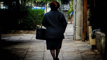 Με 1,5 χρόνο καθυστέρηση και πετσοκομμένες οι νέες συντάξεις χηρείας