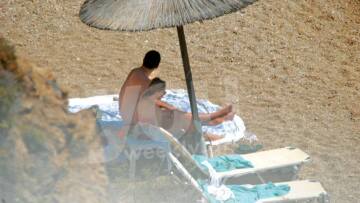 Νέες φωτογραφίες: Ο Κικίλιας και η Μπαλατσινού σε παραλία της Πάτμου