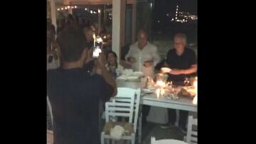 Μύκονος: Μετά τις σαμπάνιες, σπάει πιάτα ο δισεκατομμυριούχος που «απέλυσε» 11.000 υπαλλήλους