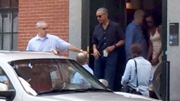 Βίντεο: Ο Μπαράκ και η Μισέλ Ομπάμα βοήθησαν τη Μάλια να μετακομίσει στην εστία του Χάρβαρντ