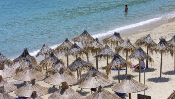 Υπουργείο Οικονομικών εναντίον «Nammos» για τις ξαπλώστρες στην Ψαρού