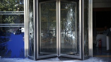 ΔΟΛ: Πώς γνωρίζουν στο Μαξίμου ότι η επίθεση έγινε από τον Ρουβίκωνα;