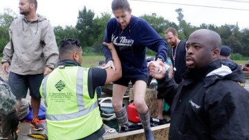 Συγκλονίζει Ελληνίδα στο Τέξας: «Αν έχεις ανάσα κάτσε εκεί μέχρι να σε φτάσουμε»