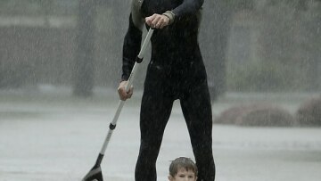 O ήρωας του τυφώνα Χάρβεϊ: Ποιος είναι ο μυστηριώδης άνδρας που σώζει παιδιά