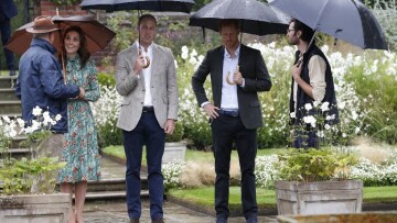 Βίντεο: Γουίλιαμ, Χάρι και Κέιτ στον κήπο που δημιουργήθηκε εις μνήμην της Νταϊάνα