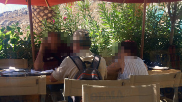 Με καμήλες από το Κουβέιτ ετοιμάζονται στο Nammos για τη νέα συναυλία