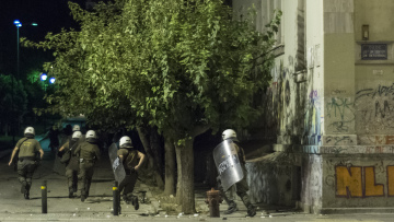 Επιθέσεις σε τρεις διμοιρίες των ΜΑΤ στο κέντρο της Αθήνας