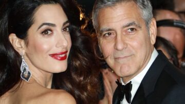 H Amal Clooney φόρεσε Atelier Versace στο φεστιβάλ Βενετίας και ήταν εκπληκτική