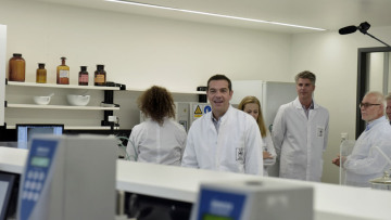 Σόου «επιχειρηματικότητας» Τσίπρα στην Apivita με απρόοπτα