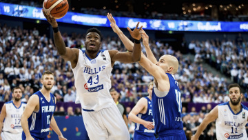 Θανάσης Αντετοκούνμπο: Να παίζουν αυτοί που το θέλουν με την ψυχή τους - Παπαπέτρου: Πολύ άσχημο να βγάζεις το δάχτυλο και να δείχνεις...