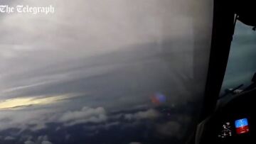 Εντυπωσιακό βίντεο: Αεροπλάνο πέταξε μέσα από το «μάτι» του τυφώνα Ίρμα