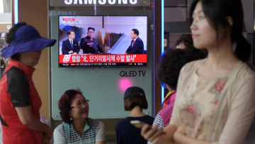 Προκαλεί ξανά ο Κιμ: Η Βόρεια Κορέα μετέφερε πύραυλο προς τις ακτές