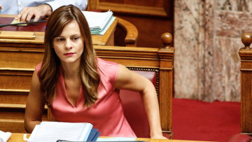 «Πυρ ομαδόν» κατά της Αχτσιόγλου από την αντιπολίτευση για τα εργασιακά