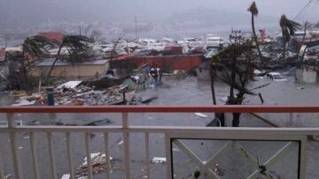 Βίντεο:  Απίστευτες εικόνες από το σαρωτικό πέρασμα του τυφώνα «Ίρμα»