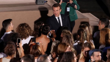 Μακρόν: Η Ελλάδα επιστρέφει στην ανάπτυξη, αλλά πρέπει να αντιμετωπίσει τη μαζική ανεργία