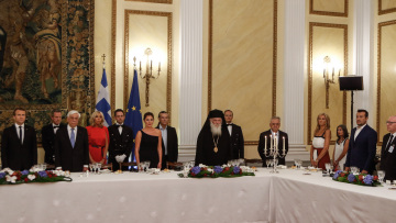 Το απρόοπτο του δείπνου: Ο Παυλόπουλος «διόρθωσε» τη θέση του ζεύγους Μακρόν