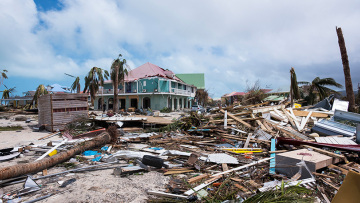 Ο «πυρηνικός τυφώνας» Ίρμα σαρώνει τα πάντα: Απειλεί και τις ΗΠΑ
