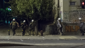 Νέα επεισόδια στα Εξάρχεια: Επί τέσσερις ώρες έριχναν μολότοφ στα ΜΑΤ!