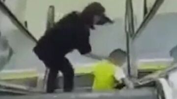 Βίντεο-σοκ: Μην αφήνετε ποτέ το παιδί σας να κάτσει σε κυλιόμενη σκάλα