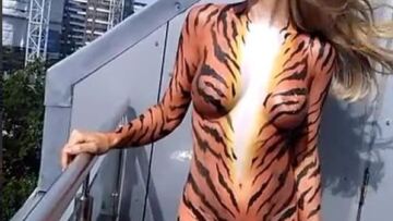 H... αγριόγατα Joanna Krupa «γυμνή» έξω από το βρετανικό κοινοβούλιο 