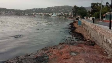 Φόβοι για επέκταση σε όλο το Σαρωνικό του μαζούτ από το δεξαμενόπλοιο
