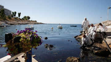 Πετρελαιοκηλίδα: Εστίες ρύπανσης σε Καλαμάκι και Αγιο Κοσμά 