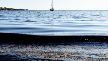 Τσουνάμι πίσσας στις ακτές της Αττικής: Η πετρελαιοκηλίδα έφτασε στη Γλυφάδα!