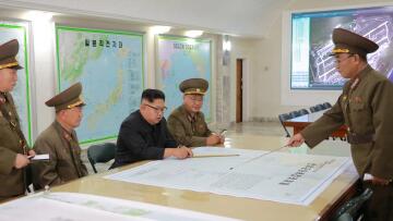 O Κιμ Γιονγκ Ουν χρησιμοποιεί παλιές φωτογραφίες από το Google Earth για να μελετήσει τους στόχους του