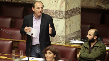 Νοσηλευτές: Μετακίνησαν τη σύζυγο του Συριζαίου βουλευτή «στάσου μύγδαλα» στον ΟΚΑΝΑ