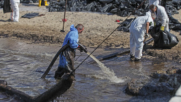 Έως δέκα χρόνια χρειάζονται για να καθαρίσει ο Σαρωνικός