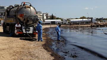 Παλεύουν με το πετρέλαιο στο Σαρωνικό οι δήμοι της παραλιακής και η Σαλαμίνα