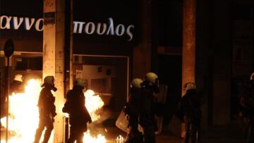 Επεισόδια έξω από τα γραφεία της Χρυσής Αυγής στην πορεία για τον Παύλο Φύσσα