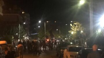 Επεισόδια στο Αγρίνιο μετά την πορεία για τον Παύλο Φύσσα: Κινδύνευσε να καεί σπίτι