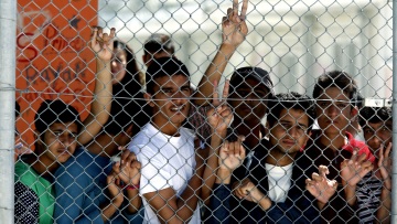 Δήμαρχος Λέσβου κατά Μουζάλα: Το νησί δεν αντέχει άλλους πρόσφυγες - Η ευθύνη είναι στα χέρια σου