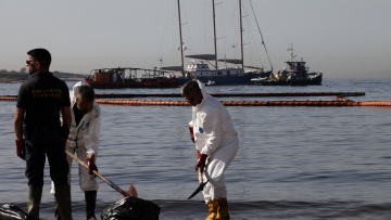 Η πετρελαιοκηλίδα «τρώει» τον Σαρωνικό: Καταστράφηκαν περιβάλλον και επιχειρήσεις