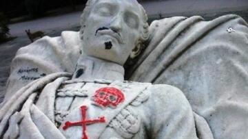 Βεβήλωσαν με ναζιστικά σύμβολα το μνημείο του Αλέξανδρου Υψηλάντη στο Πεδίο του Άρεως