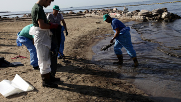 Απίστευτα πράγματα συμβαίνουν στο Σαρωνικό: Φόβοι για νέα διαρροή από το «Αγία Ζώνη»