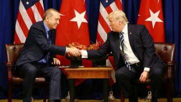 «Ο Ερντογάν έχει γίνει φίλος μου», είπε δημόσια ο Τραμπ, αλλά τα προβλήματα παραμένουν άλυτα