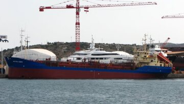 Συνεχίζεται η επιχείρηση απορρύπανσης για την πετρελαιοκηλίδα στο Σαρωνικό