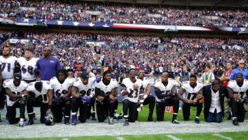 ΗΠΑ: Όλο και περισσότεροι Aμερικανοί παίκτες αψηφούν τον Τραμπ και γονατίζουν στον εθνικό ύμνο 