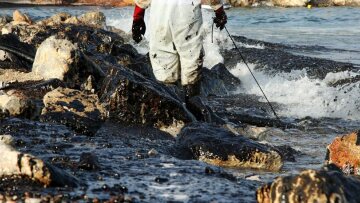 Στις «επιφανειακές ρυπάνσεις» πάμε καλά λέει το Υπουργείο Ναυτιλίας 