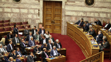 Σύγκρουση με καρφιά και υπαινιγμούς για τα τηλεφωνήματα Καμμένου